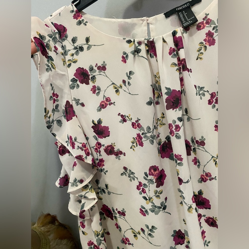 Beautiful floral blouse Size S.. From Forever21.. Like new 🌸♥️🌸 - Picture 4 of 6